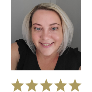 Collagen Shot™ 1 En smilende kvinde med fem stjerner under sig, som symboliserer stor tilfredshed og positive anmeldelser.
