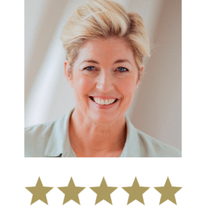 Collagen Shot™ 3 En smilende kvinde med fem stjerner under sig, som symboliserer stor tilfredshed og positive anmeldelser.