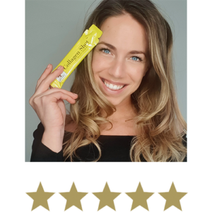 Collagen Shot™ 4 En smilende kvinde med fem stjerner under sig, som symboliserer stor tilfredshed og positive anmeldelser.