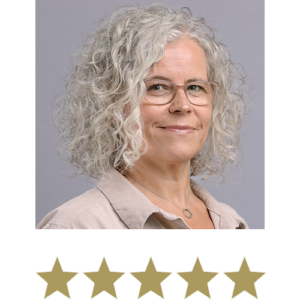 Collagen Shot™ 2 En smilende kvinde med fem stjerner under sig, som symboliserer stor tilfredshed og positive anmeldelser.