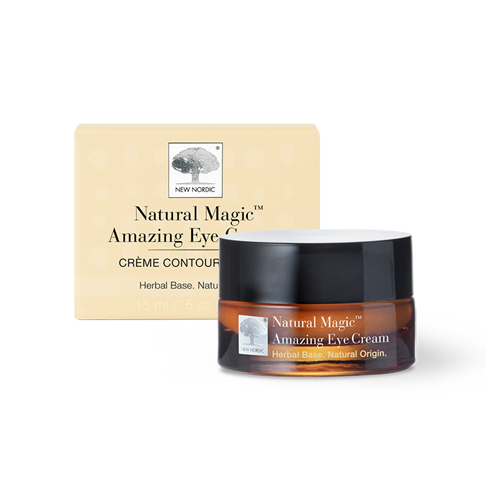 I_webpackshot_Amazing_eye_cream New Nordic Natural Magic™ Amazing Eye Cream fugter, opstrammer og beskytter huden omkring øjnene med hyaluronsyre, havtorn, solsikkeolie, E-vitamin og granatæble.