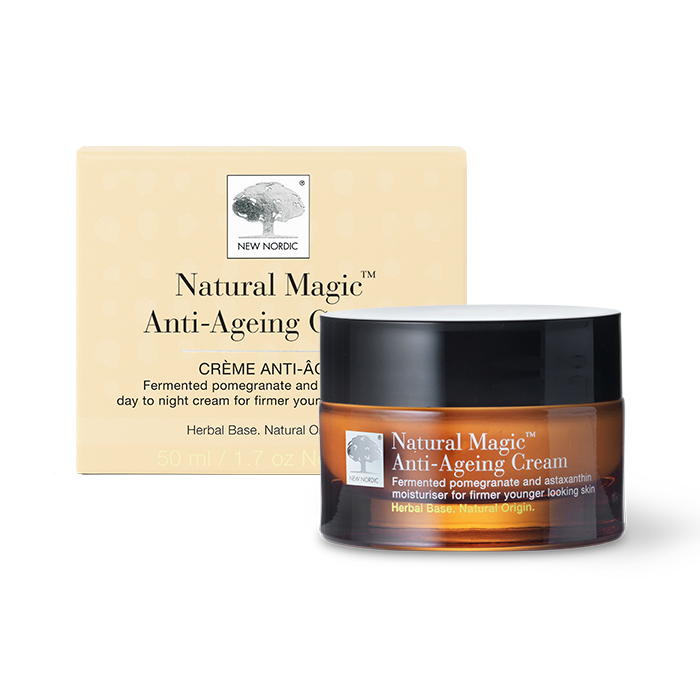 New Nordic Natural Magic™ Anti-Ageing Cream fugter, opstrammer og udglatter huden samt mindsker synligheden af rynker med granatæble, astaxanthin og solsikkeolie.