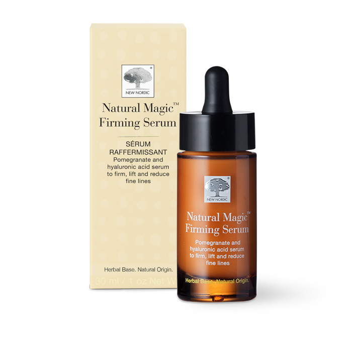 New Nordic Natural Magic™ Firming Serum strammer huden op, løfter den og mindsker synligheden af fine linjer med granatæble, hyaluronsyre og havtorn.