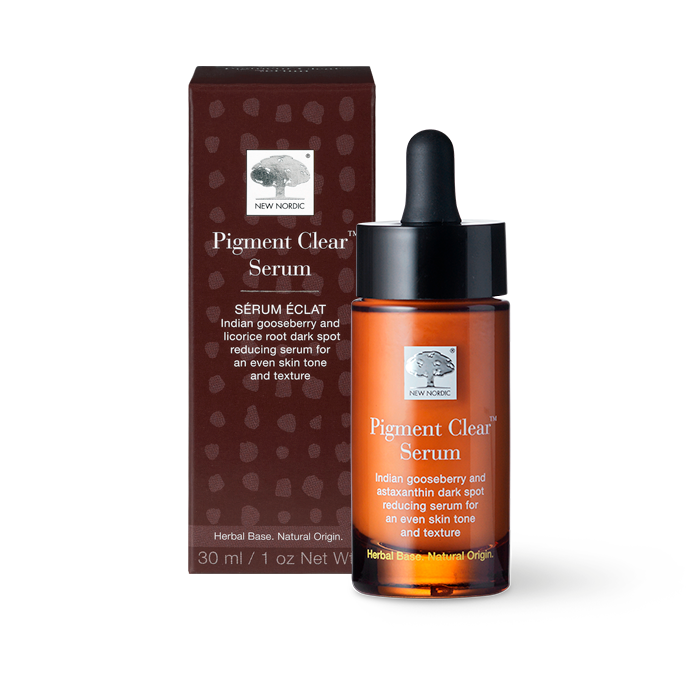 New Nordic Pigment Clear™ Serum hjælper med at udjævne hudtonen og pleje huden med hyaluronsyre, sheasmør, solsikkeolie og planteekstrakter.