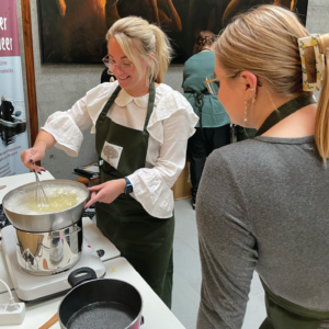 En kvinde, der eksperimenterer med urter ved et arrangement på en urteskole.