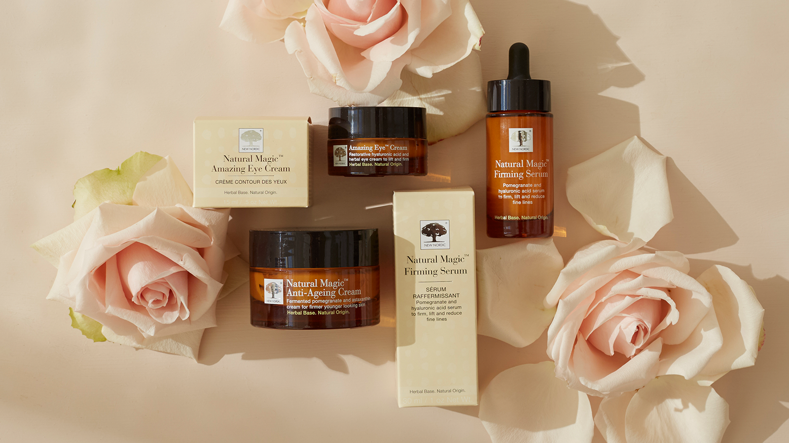 Collagen Shot™ 8 Natural Magic™ hudplejeserie med Amazing Eye Cream, Firming Serum og Anti-Ageing Cream omgivet af lyserøde roser.